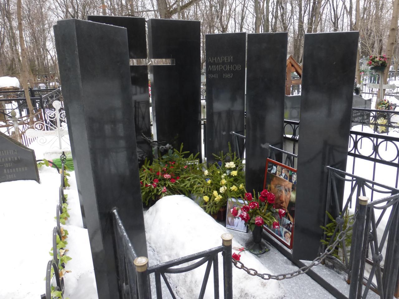 Миронов похоронен на кладбище. Могила Андрея Миронова на Ваганьковском кладбище. Ваганьковское кладбище Миронов могила.